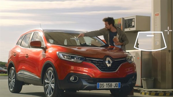 Renault Service - jeune homme lavant le pare-brise de sa voiture