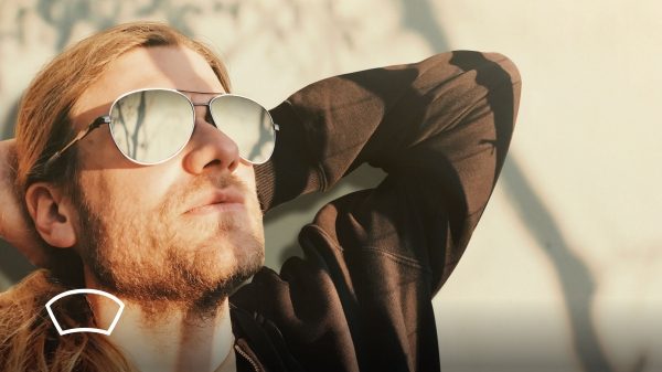 Renault Service - un homme avec des lunettes