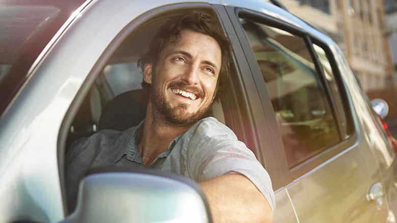 Renault Service Mécanique - Un homme barbu sourit
