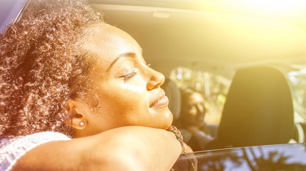 renault service - femme prenant le soleil