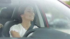 renault service - femme au volant