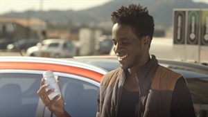 renault service - jeune homme souriant devant une voiture