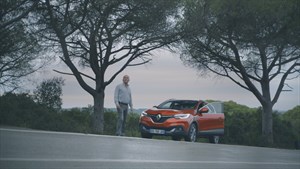 renault service - homme devant son véhicule