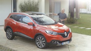 renault service - homme lavant son Renault KADJAR