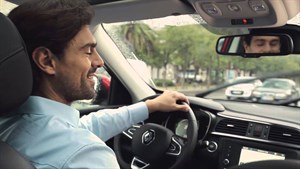 renault service - homme au volant