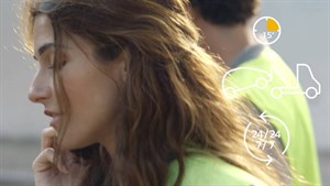 renault service - femme avec gilet jaune téléphonant