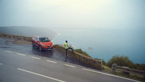 renault service - homme sur bord de la route